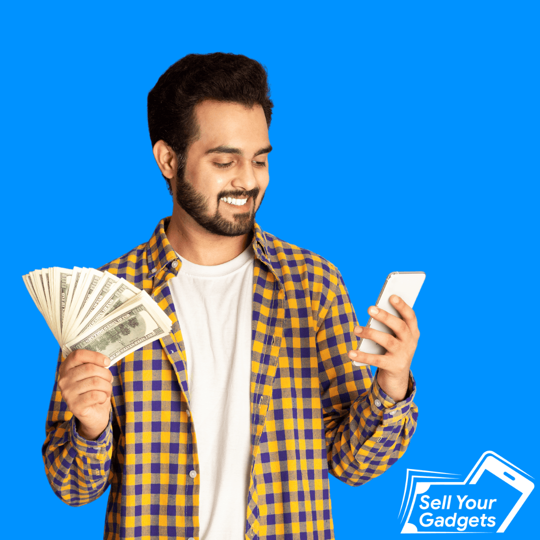 Customer counting cash paid for his phone at Sell Your Gadgets