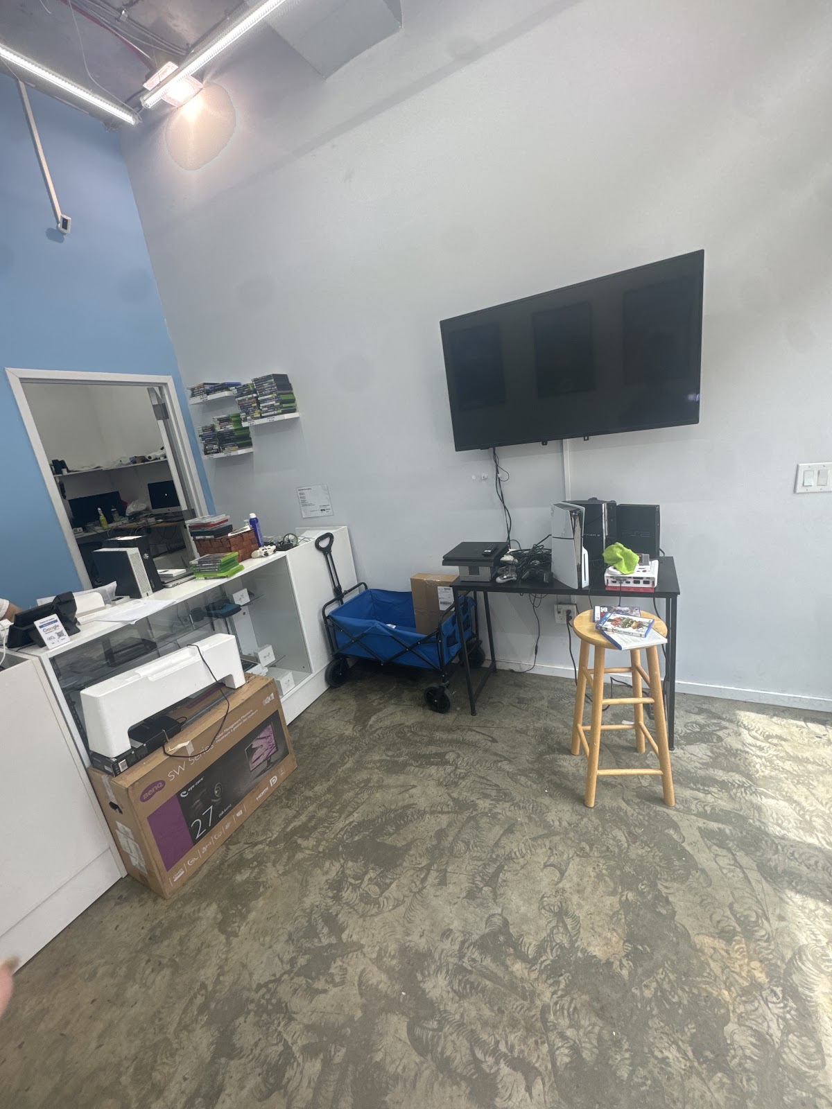 Sell Your Gadgets storefront in Brooklyn, NY, interior