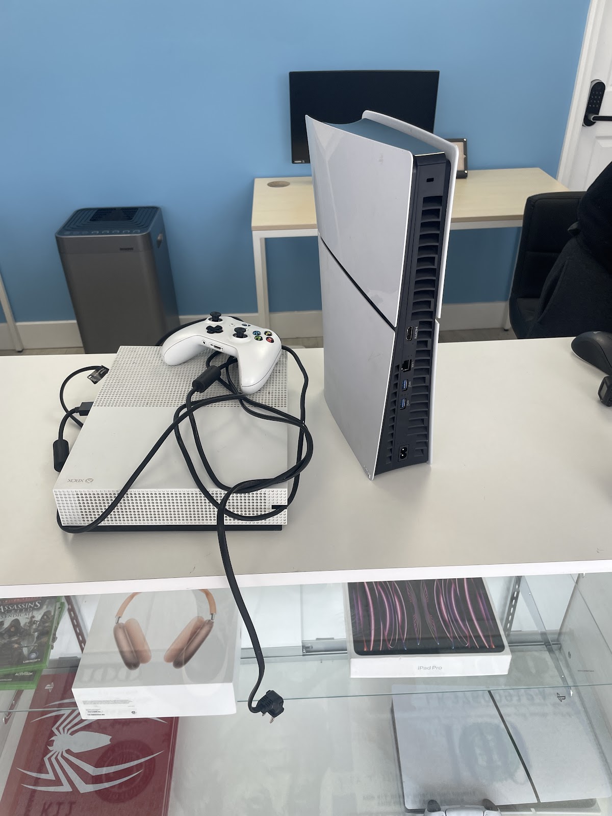Sell Your Gadgets storefront in Elmwood Park, NJ, interior