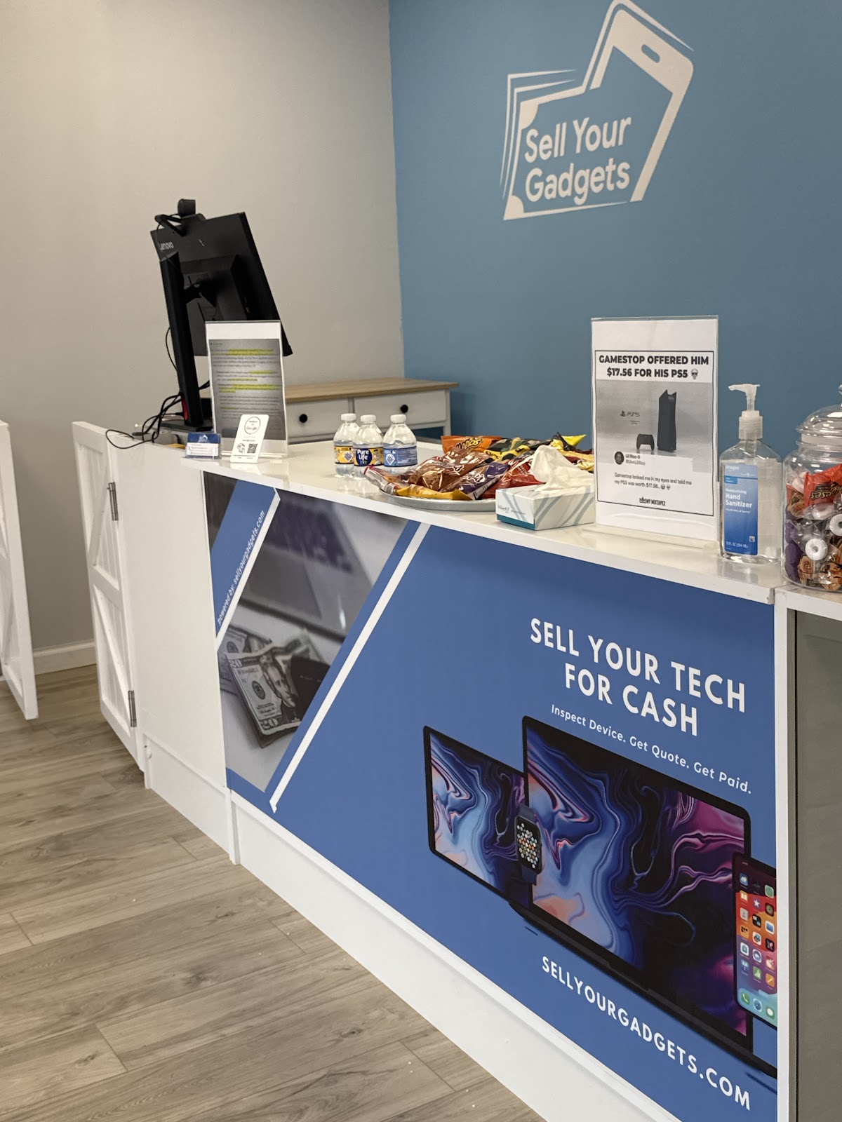 Sell Your Gadgets storefront in Islip Terrace, NY, interior